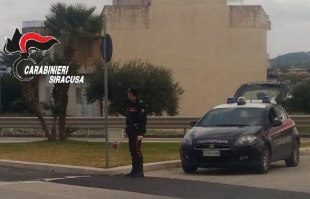 Controlli anti Covid-19, tra chi passeggia per vedere il mare e chi per comprare formaggi