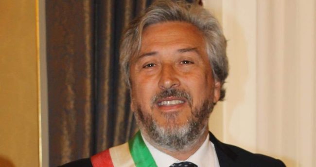 “Poi ci tiriamo i conti di persona”, minacce al sindaco Gambino durante una diretta Facebook