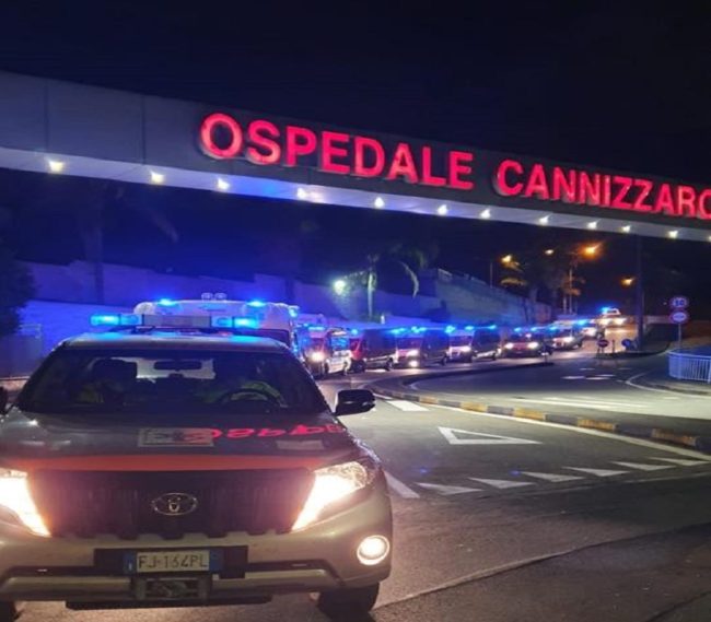 Coronavirus, focolaio in una casa di riposo nel Catanese: trasferiti 24 anziani, struttura sgomberata in una notte