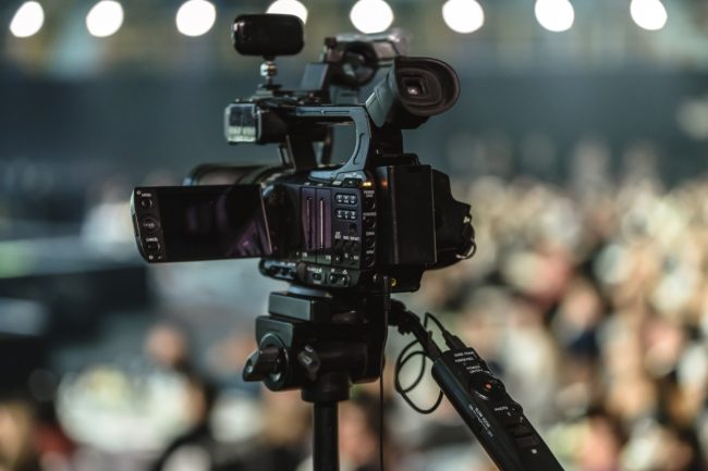 Pubblico, “essenza vitale” delle trasmissioni televisive: lo sconforto degli studi vuoti e silenziosi
