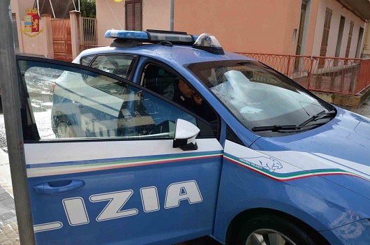 Via vai in casa di un 34enne, intervengono gli agenti: marijuana e soldi, arrestato