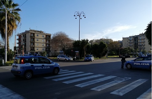 Catania, parcheggiatore abusivo recidivo denunciato: nei guai anche pregiudicato con magliette contraffatte