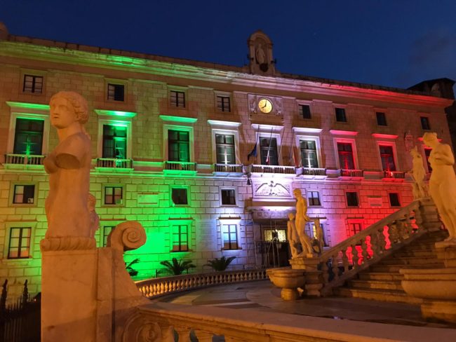 Emergenza Covid-19, a Palermo Palazzo delle Aquile si illumina dei colori del tricolore: “Nessuno è solo”