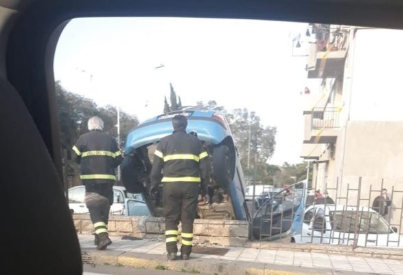 Scene da film a San Giovanni Galermo, donna in auto finisce su un muretto: virale il video sul web