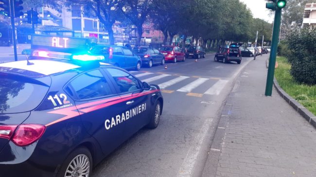 Catania, pattugliamento carabinieri anti Covid-19 in viale Odorico da Pordenone: sequestrata un’auto – VIDEO