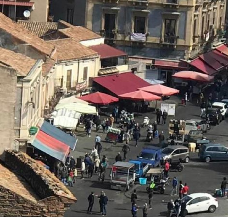 Catania, i controlli e il Coronavirus non spaventano gli ambulanti: “ressa” in piazza Carlo Alberto