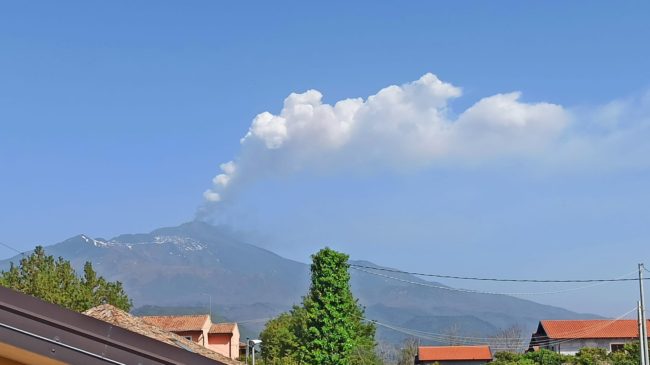 Mattina movimentata per “Mamma Etna”: tremore e piccola fontana di lava pulsante