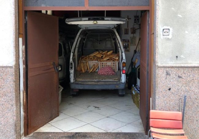 Controlli della municipale, sequestrato un panificio: beccato un venditore ambulante in strada