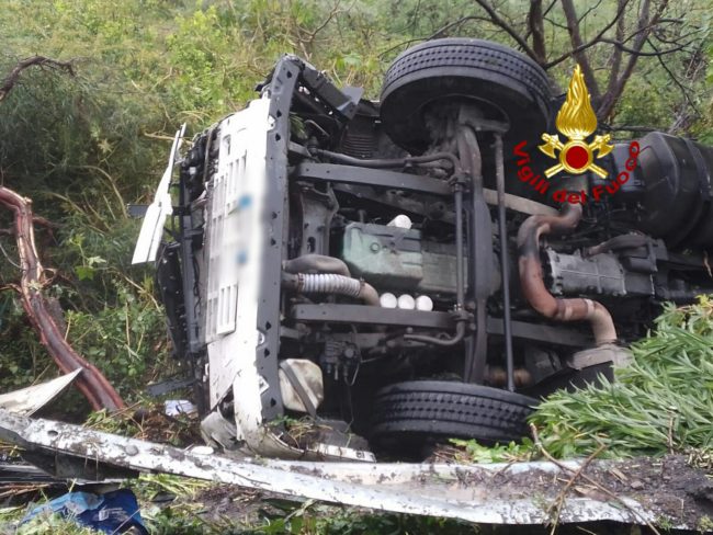 Autocisterna si ribalta sulla A18, sul posto i vigili del fuoco: ferito il conducente del mezzo