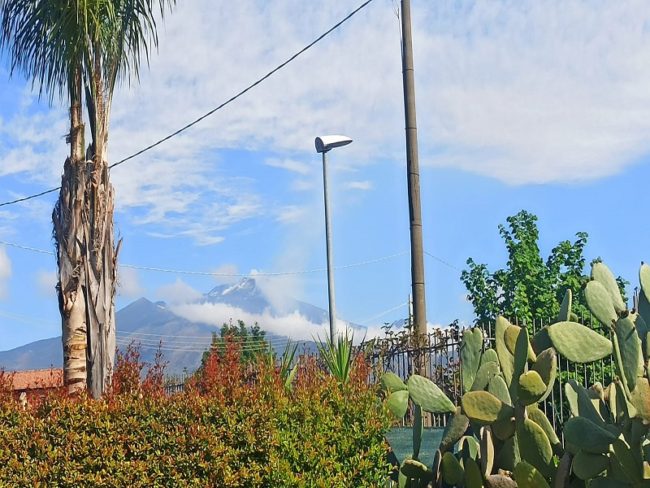 Etna, da due giorni emissioni di ceneri e gas ben visibili da Zafferana Etnea
