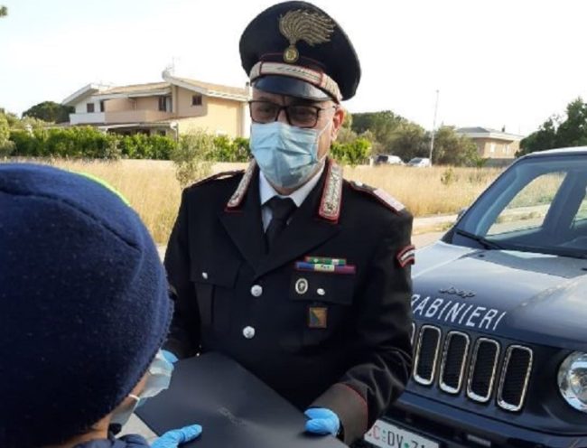 Coronavirus e DaD, sostegno e solidarietà: carabinieri consegnano personal computer in una scuola