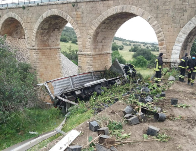 Tragico incidente sulla SP, autocarro finisce in una scarpata: autista in gravi condizioni