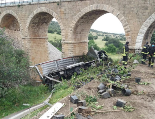 Tragico incidente sulla SP, autocarro finisce in una scarpata: autista in gravi condizioni