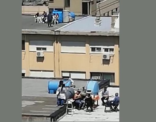 Pasqua “alternativa” in un quartiere, violano la quarantena per fare una grigliata sui tetti dei palazzi