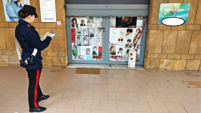 Gravina di Catania, tagliava tranquillamente i capelli a un cliente: sanzionati entrambi