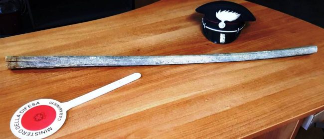 Razziano agrumeto a Catania e picchiano con un bastone il proprietario: arrestati due giovani fratelli