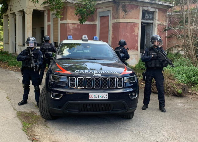 Barricato in casa scaglia bottiglie di vetro dal balcone: arrestato dai carabinieri