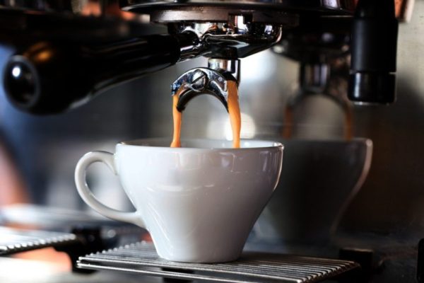 Due euro per un caffè sono “troppi”, così picchia un cameriere: identificato il responsabile, si era dato alla fuga