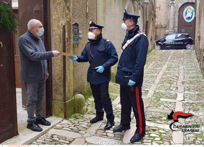 Emergenza Coronavirus, carabinieri consegnano la pensione agli anziani