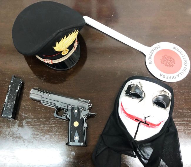 Joker o rapinatore? Trovato con pistola nell’auto nel Catanese: sanzionato 23enne