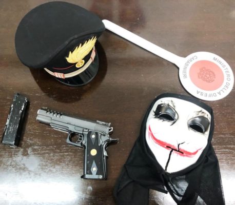 Joker o rapinatore? Trovato con pistola nell’auto nel Catanese: sanzionato 23enne