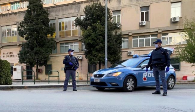 Andavano in giro in possesso di marijuana nascosta anche negli slip: arrestati e sanzionati 5 giovani