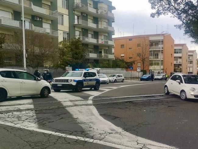 Catania, vigili urbani e carabinieri in piazza Abramo Lincoln. Ferrara: “La divisa laddove non c’è buonsenso”