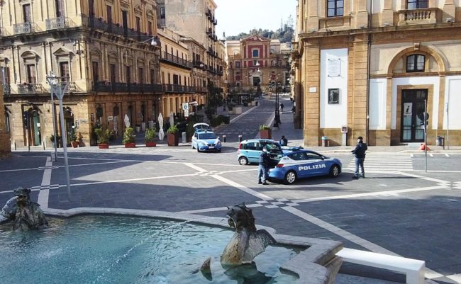 In giro senza patente e con droga fugge all’alt della polizia: denunciato anche l’amico