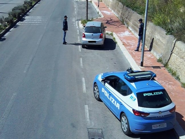 In giro nonostante i divieti, fuggono per evitare le sanzioni: inseguiti e multati
