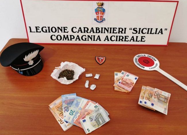In giro in auto nel Catanese si coprono il viso appena vedono i militari: nascondevano droga, denunciati