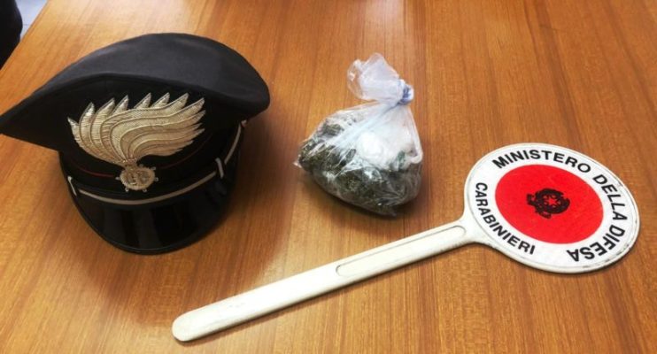 Marijuana negli slip, pusher fermato in via Duca degli Abruzzi nel Catanese: scatta la denuncia