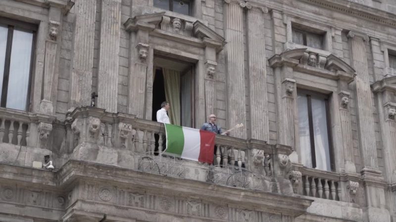 25 aprile, sindaco di Milano canta “Bella Ciao”