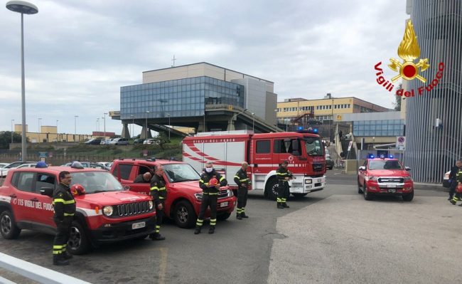 Catania, vigili del fuoco rendono onore a medici e sanitari: visita al Policlinico e al Cannizzaro – FOTO e VIDEO