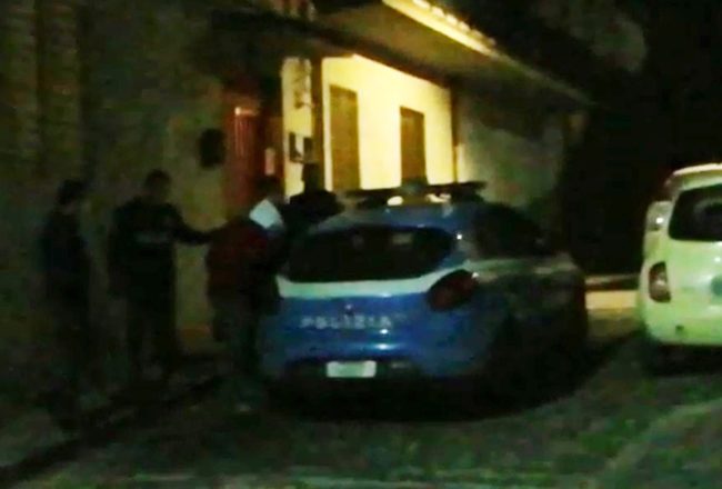 Sfondano vetri del portone, ladri sottraggono 40mila euro di gioielli: arrestati dopo mesi di indagini