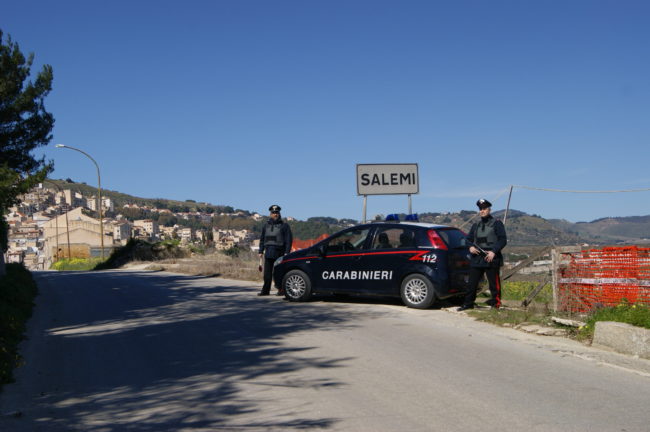 Vilipendio ai militari e guida con patente revocata: denunciato un 53enne con precedenti
