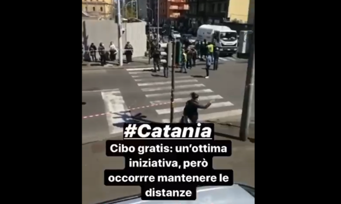Catania, cibo gratis in piazza Spedini per i più bisognosi: il VIDEO de Le Iene, inevitabile l’assembramento
