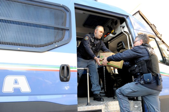 Polizia di Stato sempre più solidale: donati giocattoli, computer e uova ai bambini
