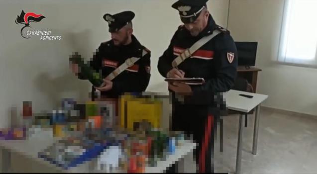 Depredano casa isolata e fuggono dai carabinieri: rintracciati e denunciati