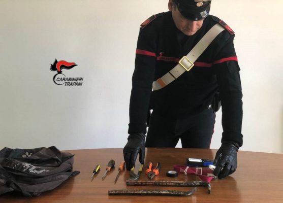 Rubano auto e scappano, bloccati dai carabinieri: un arresto e una denuncia
