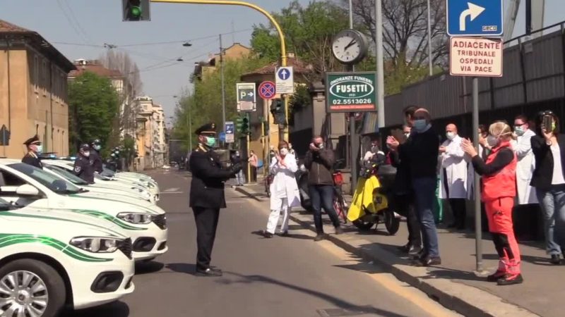 Milano, le sirene della polizia locale per medici e infermieri