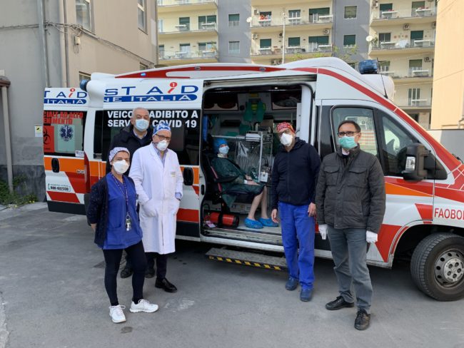 Catania, un sorriso all’ospedale Garibaldi: 75enne positiva al Coronavirus guarisce dopo due settimane di ricovero