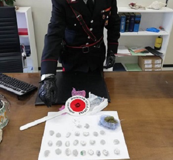 Esce di casa per consegnare a domicilio stupefacenti: arrestato 25enne