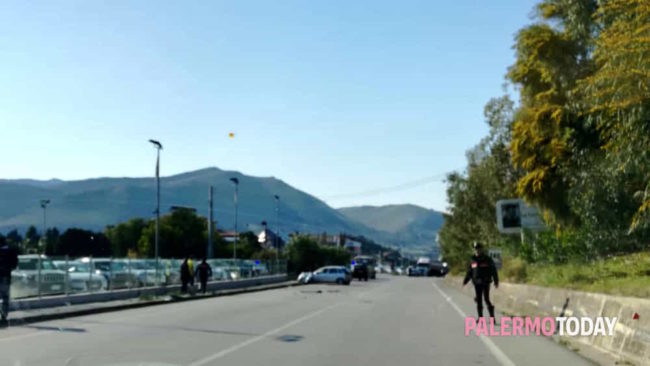 Perde il controllo dell’auto e si schianta contro una concessionaria: ferito 20enne, in corso indagini
