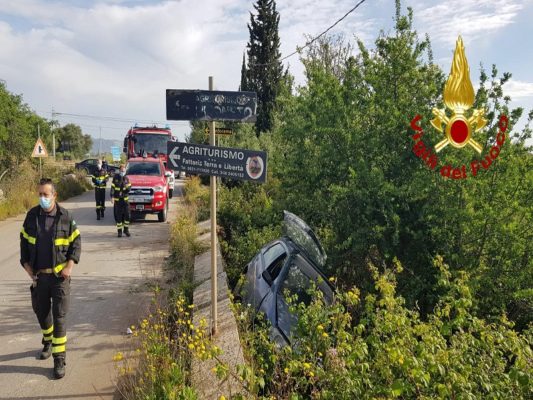 Perde il controllo dell’auto e finisce fuori strada: vigili del fuoco lo estraggono dall’abitacolo