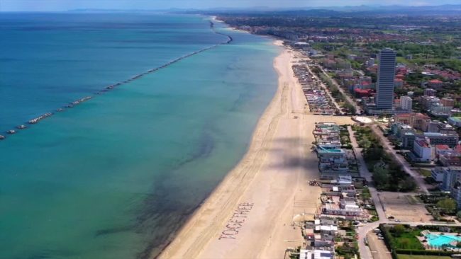 Cesenatico, in spiaggia un flash mob di… 301 lettini
