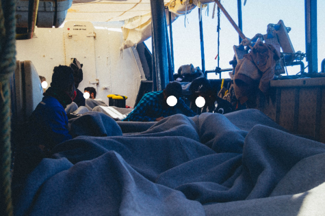 Dallo sbarco negato alla permanenza in mare, la nave Alan Kurdi attende un porto sicuro: “Molti esausti”