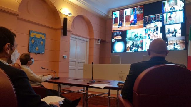 Coronavirus, Musumeci a Conte: “Maggiori controlli e intesa Stato-Regione sull’economia”