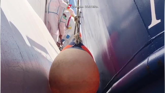 Palermo, 34 migranti trasferiti su nave-quarantena