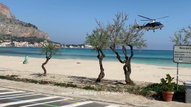 A Mondello bagnante pizzicato da elicottero carabinieri “Vai a casa”