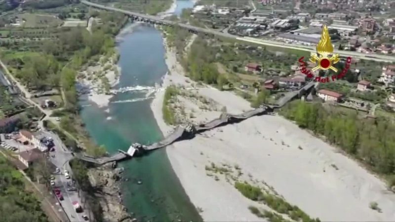 Le immagini del ponte crollato a Massa Carrara